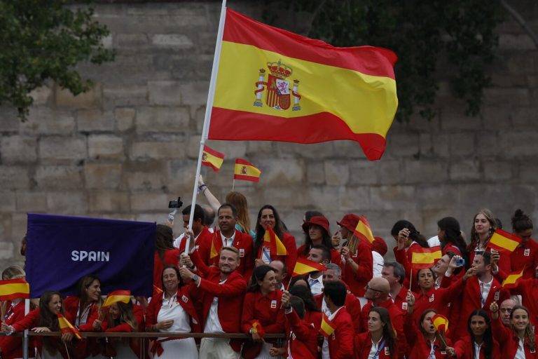FOTOGRAFÍA. PARÍS (FRANCIA), 26/07/2024. Macron: Proclamo abiertos los JJOO París 2024. Tiempo estable en la mayor parte del Reino del Reino de España.- La selección española desfila por el río Sena, durante la ceremonia de inauguración de los Juegos Olímpicos de París 2024, este viernes en la capital francesa. Efe