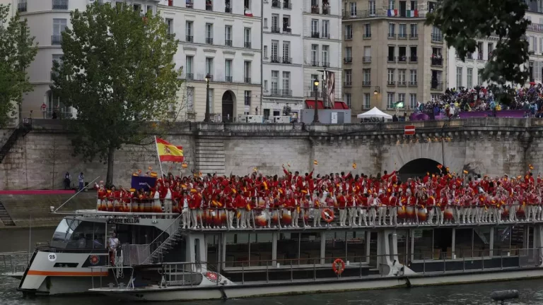 FOTOGRAFÍA. PARÍS (FRANCIA), 26/07/2024. Jornada muy calurosa en el Reino de España.- La selección española desfila por el río Sena, durante la ceremonia de inauguración de los Juegos Olímpicos de París 2024, este viernes en la capital francesa. Efe