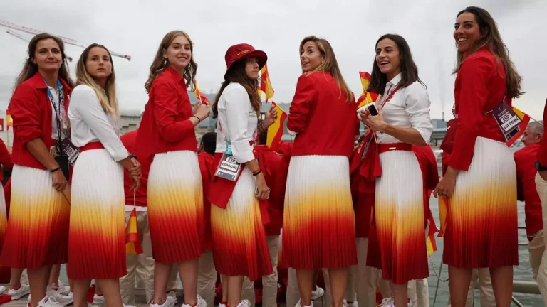FOTOGRAFÍA. PARÍS (FRANCIA), 26/07/2024. Cielos nubosos y bajada de temperaturas en el Reino de España.- La selección española desfila por el río Sena, durante la ceremonia de inauguración de los Juegos Olímpicos de París 2024, este viernes en la capital francesa. Guetty Images