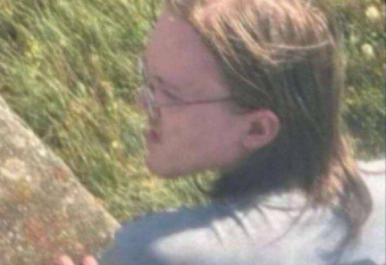 FOTOGRAFÍA. BETHEL PARK (PENSILVANIA) ESTADOS UNIDOS DE AMÉRICA), 13 DE JULIO DE 2024. ¿Cómo logró el antifascista atentar contra Trump?. El militante de la izquierda e integrante del grupo extremista y supremacista Antifascista (ANTIFA) terrorista ultra Thomas Matthew Crooks ha sido identificado por parte de las autoridades estadounidenses como el autor del atentado terrorista contra el presidente Donald John Trump, ataque terrorista que ha dejado un muerto entre los simpatizantes del Partido Republicano de los Estados Unidos. En un comunicado, los servicios Secretos de los Estados Unidos confirma: "Durante el mitin de campaña del expresidente Trump en Butler, Pensilvania, la noche del 13 de julio, aproximadamente a las 6:15 de la tarde, un presunto tirador disparó múltiples tiros hacia el escenario desde una posición elevada fuera del lugar del mitin. Personal del Servicio Secreto de Estados Unidos neutralizó al tirador, que ya falleció. El Servicio Secreto de Estados Unidos respondió rápidamente con medidas de protección y el expresidente se encuentra a salvo y siendo evaluado. Un espectador murió y dos espectadores resultaron gravemente heridos. El incidente está actualmente bajo investigación y el Servicio Secreto ha notificado formalmente a la Oficina Federal de Investigación (FBI)". Campaña Trump/Lasvocesdelpueblo (Ñ Pueblo)