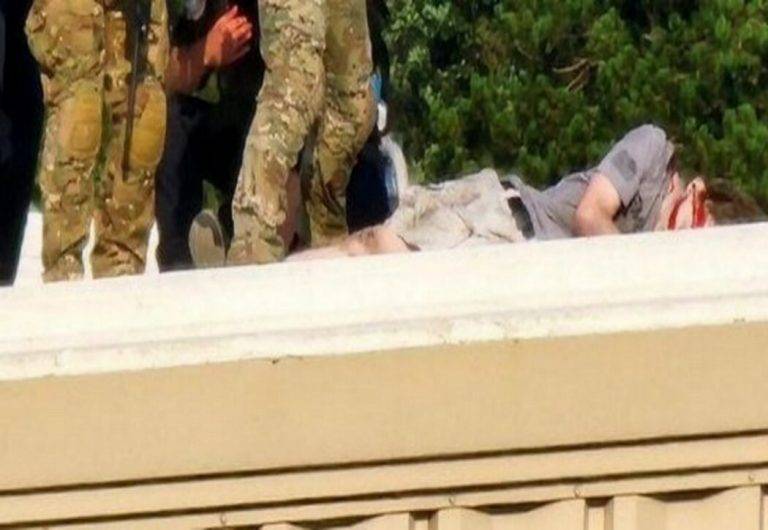 FOTOGRAFÍA. BETHEL PARK (PENSILVANIA) ESTADOS UNIDOS DE AMÉRICA), 13 DE JULIO DE 2024. El tirador de Trump es Antifascista (ANTIFA). El militante de la izquierda e integrante del grupo extremista y supremacista Antifascista (ANTIFA) terrorista ultra Thomas Matthew Crooks ha sido identificado por parte de las autoridades estadounidenses como el autor del atentado terrorista contra el presidente Donald John Trump, ataque terrorista que ha dejado un muerto entre los simpatizantes del Partido Republicano de los Estados Unidos. En un comunicado, los servicios Secretos de los Estados Unidos confirma: "Durante el mitin de campaña del expresidente Trump en Butler, Pensilvania, la noche del 13 de julio, aproximadamente a las 6:15 de la tarde, un presunto tirador disparó múltiples tiros hacia el escenario desde una posición elevada fuera del lugar del mitin. Personal del Servicio Secreto de Estados Unidos neutralizó al tirador, que ya falleció. El Servicio Secreto de Estados Unidos respondió rápidamente con medidas de protección y el expresidente se encuentra a salvo y siendo evaluado. Un espectador murió y dos espectadores resultaron gravemente heridos. El incidente está actualmente bajo investigación y el Servicio Secreto ha notificado formalmente a la Oficina Federal de Investigación (FBI)". Campaña Trump/Lasvocesdelpueblo (Ñ Pueblo)