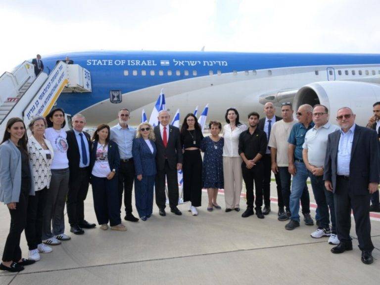 FOTOGRAFÍA. TEL AVIV (ISRAEL), 22 DE JULIO DE 2024. El primer ministro de Israel, Benjamín Netanyahu (8 izd), junto a su mujer, Sara Ben-Artzi (Sara Netanyahu o Sara Ben-Artzi Netanyahu) (7 izd), posa con familiares de los rehenes secuestrados el pasado 7 de octubre de 2023 en el territorio soberano de Israel por parte de los grupos terroristas islamistas palestinos integrantes de Movimiento de Resistencia Islámica (Hamás) e Yihad islámica Palestina (YIP). gabinete Primer Ministro de Israel/Lasvocesdelpueblo (Ñ Pueblo)