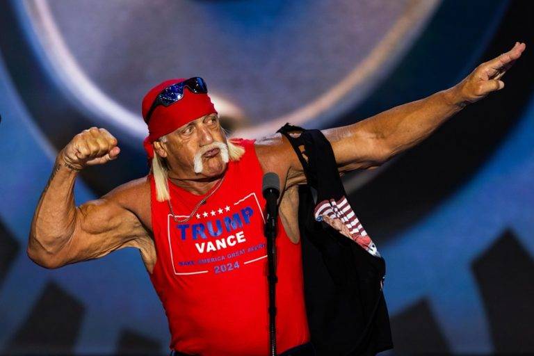 FOTOGRAFÍA. MILWAUKEE (ESTADOS UNIDOS DE AMÉRICA), 19 DE JULIO DE 2024. La superestrella de lucha libre Hulk Hogan, protagonista durante la Convención Nacional Republicana de Milwaukee, Wisconsin (EE.UU.), de la que se ha confirmado la candidatura del tándem patriota a la Presidencia de los Estados Unidos de América Donald John Trump y James David Vance, candidato a presidente y vicepresidente, respectivamente, para las elecciones de noviembre de 2024. Hulk Hogan ha apoyado a los candidatos Trump y Vance en su intervención. Efe