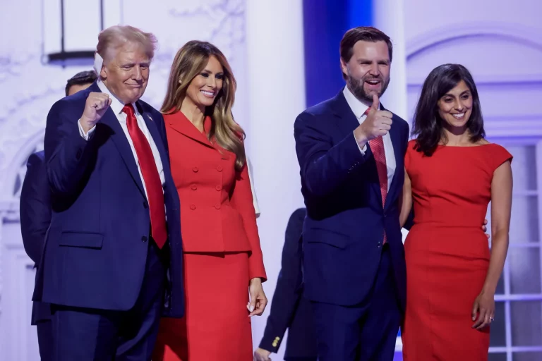 FOTOGRAFÍA. MILWAUKEE (WISCONSIN) ESTADOS UNIDOS DE AMÉRICA), 18 DE JULIO DE 2024. Detenido el antifascista Michael W. Wiseman.- Republican presidential nominee Donald J. Trump (L) with his wife Melania (2-L), his vice presidential running mate Senator JD Vance (2-R) and his wife Usha (R), react on stage on the final day of the Republican National Convention (RNC) at Fiserv Forum in Milwaukee, Wisconsin, US, 18 July 2024. Efe