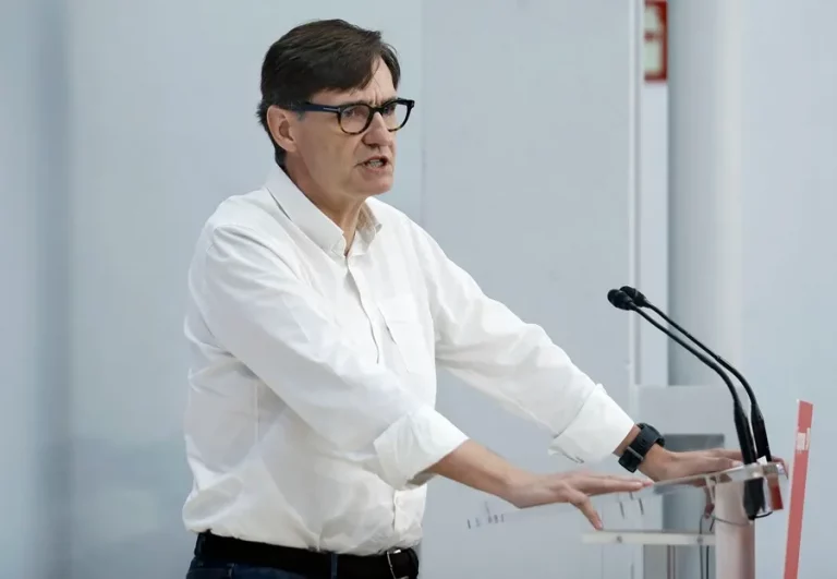 FOTOGRAFÍA. BARCELONA (REINO DE eSPAÑA), 14 DE JULIO DE 2024. Comunicado de S'Ha Acabat ante la traición al constitucionalismo del Partit dels Socialistes de Catalunya (PSC).  La ejecutiva del partido separatista de ultraizquierda Esquerra Republicana de Catalunya (ERC) ha avalado este lunes el preacuerdo alcanzado con la marca del partido Socialista Obrero Español (PSOE) en Cataluña, Partit dels Socialistes de Catalunya (PSC), para investir como presidente del Govern de la Generalitat de Catalunya al candidato del PSOE a la investidura y exministro de Sanidad durante la PLANdemia del coronavirus (COVID 19), Salvador Illa Roca (en la imagen), si bien el "sí" definitivo a este pacto deberán darlo en una consulta las bases del partido de la antiEspaña, compuesta por unos 8.700 militantes ultra de ERC. Efe