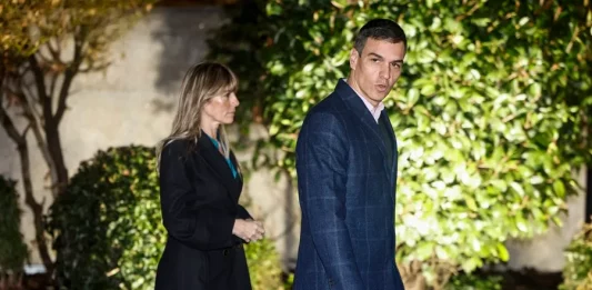 FOTOGRAFÍA. REINO DE ESPAÑA, AÑO 2024. El presidente del Gobierno de coalición comunista de España y secretario general del PSOE cuya mujer María Begoña Gómez Fernández (Begoña Gómez) (izd) está imputada por corrupción y tráfico de influencia, Pedro Sánchez Pérez-Castejón (dcha), ha mostrado al juez Juan Carlos Peinado, que investiga a la mujer de él su "disposición" a declarar en el caso que lleva el nombre de su mujer solo "por escrito" nunca en el banquillo tal y como acudió a los Tribunales el expresidente de Gobierno de España por el Partido Popular (PP), Mariano Rajoy Brey, entonces también como "testigo" en una de las mayores causas de corrupción en España, el Caso Gürtel. Efe