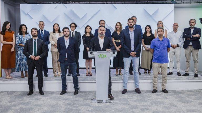 FOTOGRAFÍA. MADRID (REINO DE ESPAÑA), 11 DE JULIO DE 2024. Feijóo torpedea los acuerdos de Gobierno con VOX. El Comité Ejecutivo Nacional (CEN) de Vox, presidido por el líder opositor español Santiago Abascal Conde, ha acordado este jueves salir de todos los gobiernos autonómicos de coalición con el PP debido, según el líder del partido, Santiago Abascal Conde, a la "agresión" del presidente del Partido Popular (PP), Alberto Núñez Feijóo, al "obligar" a las comunidades autónomas con Gobierno de coalición con VOX a aceptar el reparto de ilegales Menores Extranjeros No Acompañados (MENAS). Lasvocesdelpueblo (Ñ Pueblo)