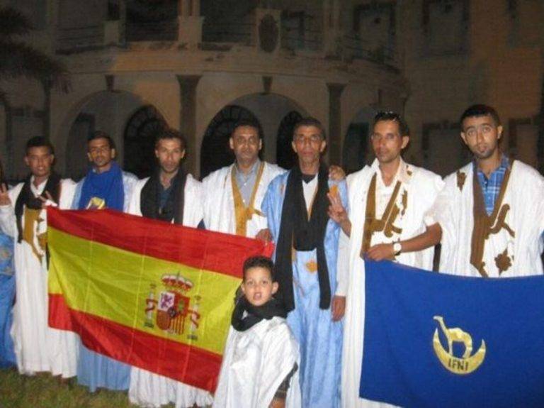 FOTOGRAFÍA.. Tiznit (Marruecos), MARTES 25.07.2017. Aumento de temperaturas con brumas y calima en el Reino de España. Imagen del patriota español Mohammed Amazuz (cuarta posición a la derecha), hijo de militar del Ejército de España en la colonia española de Sidi Ifni, con sus colegas y activistas de derechos humanos frente a la prisión local en Tiznit (Marrueco). Lasvocesdelpueblo (Ñ Pueblo).