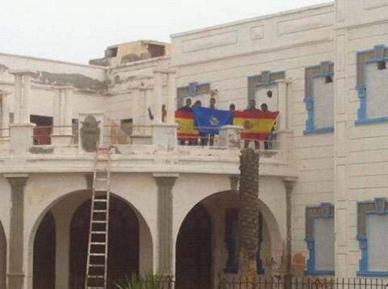 FOTOGRAFÍA. SIDI IFNI, ANTIGUA PROVINCIA ESPAÑOLA "SANTA CRUZ DE LA PEQUEÑA" (MARRUECOS), 25 DE JULIO DE 20216. Tiempo estable en todo el Reino de España.- Al menos 6 de los patriotas españoles, ahora presos de consciencias, nativos del antiguo territorio español de Ifni (Marruecos), en la terraza del antiguo consulado español en la capital de Ifni, Sidi Ifni, este lunes durante la manifestación pacífica en la ciudad donde reclaman el reconocimiento de su "españolidad" y la españolización de Ifni. Lasvocesdelpueblo (Ñ Pueblo).