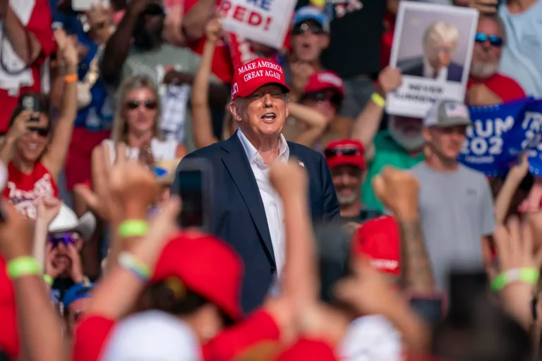 FOTOGRAFÍA. ESTADOS UNIDOS DE AMÉRICA, 01 DE JULIO DE 2024. Trump celebra su inmunidad en protesta del Capitolio.- El expresidente estadounidense y actual candidato del partido Republicano de los Estados Unidos a las elecciones presidenciales del  de noviembre de 2024, Donald John Trump (2017-2021), durante una fiesta de la democracia este lunes. Efe