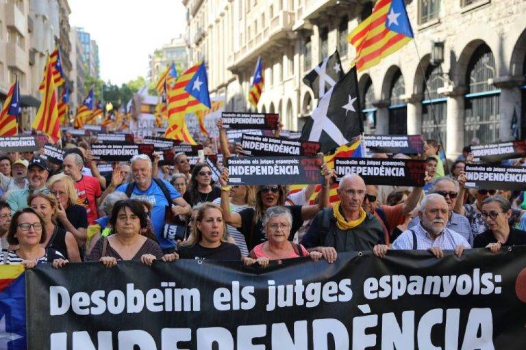 FOTOGRAFÍA. BARCELONA (REINO DE ESPAÑA), 13 DE JULIO DE 2024. ANC: El apoyo de ERC a Illa agudiza una fatídica división del independentismo. bajo el lema "Desobedecemos a los jueces españoles: Independencia", La manifestación convocada por la principal asociación de la antiEspaña en Cataluña, Assemblea Nacional Catalana (ANC), se ha desarrollado por el centro de la ciudad de Barcelona -desde Vía Layetana hasta la plaza Sant Jaume, frente al Palacio del Govern de la Generalitat de Catalunya donde los ultras de la AntiEspaña han lanzado 200 kilogramos de pan seco mientras sonaba "¡Ja no ens alimenten molles! ¡Ja volem el pa sencer!", en español: "¡Ya no nos alimentan migas! ¡Ya queremos el pan entero!", de la canción "Todo explota por la cabeza o por la pata" de Ovidi Montllor. Dice que lo hacen contra lo que ANC tacha de "golpe judicial" que los jueces catalanes del Tribunal Superior de Justicia de Cataluña, Juzgados y Audiencia de Barcelona junto a sus compañeros del resto de España, principalmente los de la Audiencia Nacional y Tribunal Supremo estarían "perpetrando contra" la ley corrupta de amnistía criminal aprobada con los votos de la antiEspaña y sus aliados zurdos de la coalición gubernamental comunista del Reino de España, Partido Socialista Obrero Español (PSOE) y coalición extremista Sumar, que preside el autócrata Pedro Sánchez Pérez-Castejón, a cambio de los votos de los Grupos separatistas y filoterroristas a la investidura del candidato comunista Pedro Sánchez Pérez-Castejón. Lasvocesdelpueblo (Ñ Pueblo)