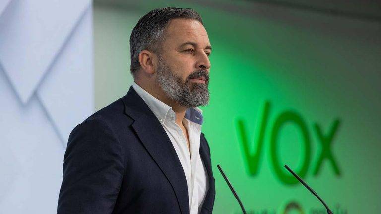 FOTOGRAFÍA. MADRID (REINO DE ESPAÑA), 08 DE JULIO DE 2024. VOX no será cómplices de violaciones y machetazos.- El opositor español y presidente de VOX, Santiago Abascal Conde, ofrece una rueda de prensa en la sede nacional de la formación española en calle Bambú 12 de la capital del Reino de España, Madrid, sobre la actualidad política. El político español ha lanzado un claro aviso al socio de VOX, Partido Popular) en los gobierno autonómicos sobre la inmigración ilegal y acogida de Menores Extranjeros No Acompañados (MENAS). VOX no descarta romper con el PP si actúa en solitario y acoge a los MENAS. Lasvocesdelpueblo (Ñ Pueblo)