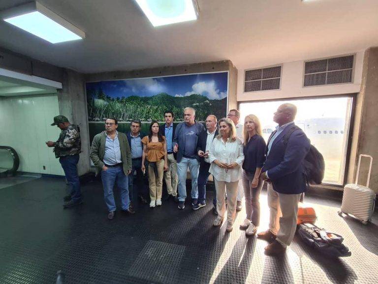 FOTOGRAFÍA. CARACAS (VENEZUELA), 26 DE JULIO DE 2024. Venezuela expulsa a los "ilegales" extranjeros socialistas del PP. La delegación de parlamentarios del socialismo azul en España Partido Popular (PP) —entre ellos, el portavoz del PP en el Congreso de los Diputados, Miguel Ángel Tellado Filgueira (Miguel Tellado) (6 i); el eurodiputado Esteban González Pons (5 i); las diputadas de este socialismo azul en el Congreso de los Diputados, Cayetana Álvarez de Toledo y Peralta-Ramos (2 d), Macarena Montesinos de Miguel (3 d) y Belén Hoyo Juliá (d i), los senadores: el presidente de la comisión de Asuntos Iberoamericanos del Senado, el socialista azul Juan José Matarí Sáez (i), y el portavoz designado por el PP, Alfonso Serrano Sánchez-Capuchino (segunda fila d)— que se ha desplazado a Venezuela por las elecciones de este domingo se encuentra retenida en el aeropuerto de Caracas, según ha informado el 'jefe' de calle Génova 13 de Madrid, nacionalista gallego, socialista y globalista, Alberto Núñez Feijóo, en sus redes sociales. "Me acaban de comunicar que la delegación del @ppopular (Partido Popular) formada por 10 diputados, senadores y europarlamentarios está retenida en el aeropuerto de Caracas por el régimen de Maduro". "Exijo su liberación inmediata y que el Gobierno de España ponga los medios necesarios a tal fin". Cuenta X Alberto Núñez Feijóo/Lasvocesdelpueblo (Ñ Pueblo)
