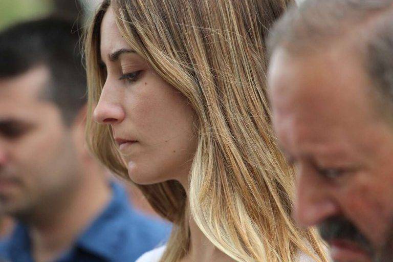 FOTOGRAFÍA. BARCELONA (REINO DE ESPAÑA), 13 DE JULIO DE 2024.Fotos XXVII aniversario Miguel Ángel Blanco en Barcelona.- El recuerdo y homenaje —convocado y organizado por parte de la Asociación Catalana de Víctimas de Organizaciones Terroristas (ACVOT), que preside José Vargas Rincón; la asociación de la juventud patriota de Cataluña S'Ha Acabat!, que preside la joven catalana Andrea Llopart, y Fundación Miguel Ángel Blanco— ha contado con los apoyos y adhesiones de los partidos políticos: Grupo VOX Ayuntamiento de Barcelona, representado por su portavoz municipal, Liberto Senderos Oliva (d); Grupo VOX Parlamento de Cataluña, representado por su portavoz parlamentario y presidente del Comité Ejecutivo Provincial de la Resistencia, Joan Garriga Doménech, junto a la joven diputada catalana de VOX, Julia Calvet Puig (c), Grupo VOX Congreso de los Diputados, representado por el diputado por Barcelona a la Cámara Baja del Reino de España, Juan José Aizcorbe Torra; Grupo partido Popular Ayuntamiento de Barcelona, representado por su presidente municipal, Daniel Sirera Bellés; los representantes de las Fuerzas y Cuerpos de Seguridad del Estado -Guardia Civil y Cuerpo Nacional de Policía-, asociaciones policiales, entre otras organizaciones. Como ya viene siendo una mala costumbre, ni olor de autoridades municipales del Ayuntamiento de Barcelona, Govern de la Generalitat de Catalunya a los, lamentablemente, parece haberse sumado los representantes policiales de la Policía autonómica de la Generalidad de Cataluña, los Mozos de Escuadra. Lasvocesdelpueblo (Ñ Pueblo)