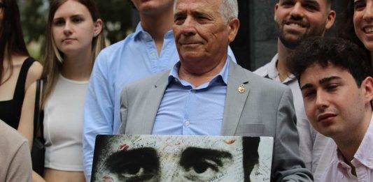 FOTOGRAFÍA. BARCELONA (REINO DE ESPAÑA), 13 DE JULIO DE 2024. Manifiesto XXVII Miguel Ángel Blanco: ¡Tú y Todos!.- El recuerdo y homenaje —convocado y organizado por parte de la Asociación Catalana de Víctimas de Organizaciones Terroristas (ACVOT), que preside José Vargas Rincón (c primer plano); la asociación de la juventud patriota de Cataluña S'Ha Acabat!, que preside la joven catalana Andrea Llopart, y Fundación Miguel Ángel Blanco— ha contado con los apoyos y adhesiones de los partidos políticos: Grupo VOX Ayuntamiento de Barcelona, representado por su portavoz municipal, Liberto Senderos Oliva; Grupo VOX Parlamento de Cataluña, representado por su portavoz parlamentario y presidente del Comité Ejecutivo Provincial de la Resistencia, Joan Garriga Doménech, Grupo VOX Congreso de los Diputados, representado por el diputado por Barcelona a la Cámara Baja del Reino de España, Juan José Aizcorbe Torra; Grupo partido Popular Ayuntamiento de Barcelona, representado por su presidente municipal, Daniel Sirera Bellés; los representantes de las Fuerzas y Cuerpos de Seguridad del Estado -Guardia Civil y Cuerpo Nacional de Policía-, asociaciones policiales, entre otras organizaciones. Como ya viene siendo una mala costumbre, ni olor de autoridades municipales del Ayuntamiento de Barcelona, Govern de la Generalitat de Catalunya a los, lamentablemente, parece haberse sumado los representantes policiales de la Policía autonómica de la Generalidad de Cataluña, los Mozos de Escuadra. Lasvocesdelpueblo (Ñ Pueblo)