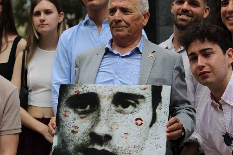 FOTOGRAFÍA. BARCELONA (REINO DE ESPAÑA), 13 DE JULIO DE 2024. Manifiesto XXVII Miguel Ángel Blanco: ¡Tú y Todos!.- El recuerdo y homenaje —convocado y organizado por parte de la Asociación Catalana de Víctimas de Organizaciones Terroristas (ACVOT), que preside José Vargas Rincón (c primer plano); la asociación de la juventud patriota de Cataluña S'Ha Acabat!, que preside la joven catalana Andrea Llopart, y Fundación Miguel Ángel Blanco— ha contado con los apoyos y adhesiones de los partidos políticos: Grupo VOX Ayuntamiento de Barcelona, representado por su portavoz municipal, Liberto Senderos Oliva; Grupo VOX Parlamento de Cataluña, representado por su portavoz parlamentario y presidente del Comité Ejecutivo Provincial de la Resistencia, Joan Garriga Doménech, Grupo VOX Congreso de los Diputados, representado por el diputado por Barcelona a la Cámara Baja del Reino de España, Juan José Aizcorbe Torra; Grupo partido Popular Ayuntamiento de Barcelona, representado por su presidente municipal, Daniel Sirera Bellés; los representantes de las Fuerzas y Cuerpos de Seguridad del Estado -Guardia Civil y Cuerpo Nacional de Policía-, asociaciones policiales, entre otras organizaciones. Como ya viene siendo una mala costumbre, ni olor de autoridades municipales del Ayuntamiento de Barcelona, Govern de la Generalitat de Catalunya a los, lamentablemente, parece haberse sumado los representantes policiales de la Policía autonómica de la Generalidad de Cataluña, los Mozos de Escuadra. Lasvocesdelpueblo (Ñ Pueblo)