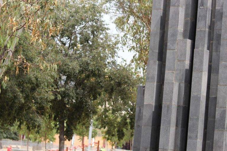 FOTOGRAFÍA. BARCELONA (REINO DE ESPAÑA), 13 DE JULIO DE 2024. Descenso generalizado de temperaturas en el Reino de España.- El recuerdo y homenaje —convocado y organizado por parte de la Asociación Catalana de Víctimas de Organizaciones Terroristas (ACVOT), que preside José Vargas Rincón; la asociación de la juventud patriota de Cataluña S'Ha Acabat!, que preside la joven catalana Andrea Llopart, y Fundación Miguel Ángel Blanco— ha contado con los apoyos y adhesiones de los partidos políticos: Grupo VOX Ayuntamiento de Barcelona, representado por su portavoz municipal, Liberto Senderos Oliva; Grupo VOX Parlamento de Cataluña, representado por su portavoz parlamentario y presidente del Comité Ejecutivo Provincial de la Resistencia, Joan Garriga Doménech, Grupo VOX Congreso de los Diputados, representado por el diputado por Barcelona a la Cámara Baja del Reino de España, Juan José Aizcorbe Torra; Grupo partido Popular Ayuntamiento de Barcelona, representado por su presidente municipal, Daniel Sirera Bellés; los representantes de las Fuerzas y Cuerpos de Seguridad del Estado -Guardia Civil y Cuerpo Nacional de Policía-, asociaciones policiales, entre otras organizaciones. Como ya viene siendo una mala costumbre, ni olor de autoridades municipales del Ayuntamiento de Barcelona, Govern de la Generalitat de Catalunya a los, lamentablemente, parece haberse sumado los representantes policiales de la Policía autonómica de la Generalidad de Cataluña, los Mozos de Escuadra. Lasvocesdelpueblo (Ñ Pueblo)