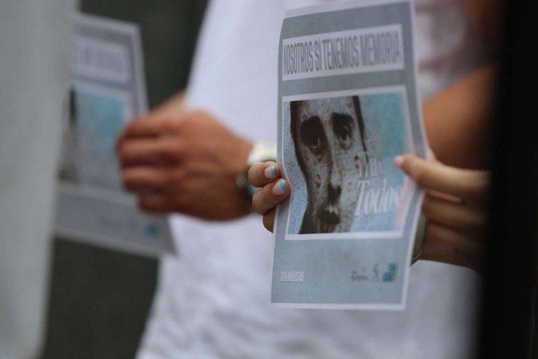 FOTOGRAFÍA. BARCELONA (REINO DE ESPAÑA), 13 DE JULIO DE 2024. Archivan la Causa contra etarras por asesinato de Miguel Ángel Blanco por prescripción . Chubascos y subida de temperaturas en el Reino de España. Cataluña defiende y transmite la memoria de Miguel Ángel Blanco.- El recuerdo y homenaje —convocado y organizado por parte de la Asociación Catalana de Víctimas de Organizaciones Terroristas (ACVOT), que preside José Vargas Rincón; la asociación de la juventud patriota de Cataluña S'Ha Acabat!, que preside la joven catalana Andrea Llopart, y Fundación Miguel Ángel Blanco— ha contado con los apoyos y adhesiones de los partidos políticos: Grupo VOX Ayuntamiento de Barcelona, representado por su portavoz municipal, Liberto Senderos Oliva; Grupo VOX Parlamento de Cataluña, representado por su portavoz parlamentario y presidente del Comité Ejecutivo Provincial de la Resistencia, Joan Garriga Doménech, Grupo VOX Congreso de los Diputados, representado por el diputado por Barcelona a la Cámara Baja del Reino de España, Juan José Aizcorbe Torra; Grupo partido Popular Ayuntamiento de Barcelona, representado por su presidente municipal, Daniel Sirera Bellés; los representantes de las Fuerzas y Cuerpos de Seguridad del Estado -Guardia Civil y Cuerpo Nacional de Policía-, asociaciones policiales, entre otras organizaciones. Como ya viene siendo una mala costumbre, ni olor de autoridades municipales del Ayuntamiento de Barcelona, Govern de la Generalitat de Catalunya a los, lamentablemente, parece haberse sumado los representantes policiales de la Policía autonómica de la Generalidad de Cataluña, los Mozos de Escuadra. Lasvocesdelpueblo (Ñ Pueblo)