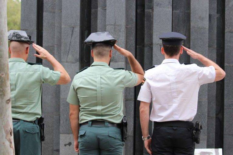 FOTOGRAFÍA. BARCELONA (REINO DE ESPAÑA), 13 DE JULIO DE 2024. JUCIL cree que la Administración arriesga la vida de guardias civiles y policías sólo por el juego político de que Bildu apoye los Presupuestos Generales. Calor sofocante en el Reino de España. El recuerdo y homenaje —convocado y organizado por parte de la Asociación Catalana de Víctimas de Organizaciones Terroristas (ACVOT), que preside José Vargas Rincón; la asociación de la juventud patriota de Cataluña S'Ha Acabat!, que preside la joven catalana Andrea Llopart, y Fundación Miguel Ángel Blanco— ha contado con los apoyos y adhesiones de los partidos políticos: Grupo VOX Ayuntamiento de Barcelona, representado por su portavoz municipal, Liberto Senderos Oliva; Grupo VOX Parlamento de Cataluña, representado por su portavoz parlamentario y presidente del Comité Ejecutivo Provincial de la Resistencia, Joan Garriga Doménech, Grupo VOX Congreso de los Diputados, representado por el diputado por Barcelona a la Cámara Baja del Reino de España, Juan José Aizcorbe Torra; Grupo partido Popular Ayuntamiento de Barcelona, representado por su presidente municipal, Daniel Sirera Bellés; los representantes de las Fuerzas y Cuerpos de Seguridad del Estado -Guardia Civil y Cuerpo Nacional de Policía-, asociaciones policiales, entre otras organizaciones. Como ya viene siendo una mala costumbre, ni olor de autoridades municipales del Ayuntamiento de Barcelona, Govern de la Generalitat de Catalunya a los, lamentablemente, parece haberse sumado los representantes policiales de la Policía autonómica de la Generalidad de Cataluña, los Mozos de Escuadra. Lasvocesdelpueblo (Ñ Pueblo)