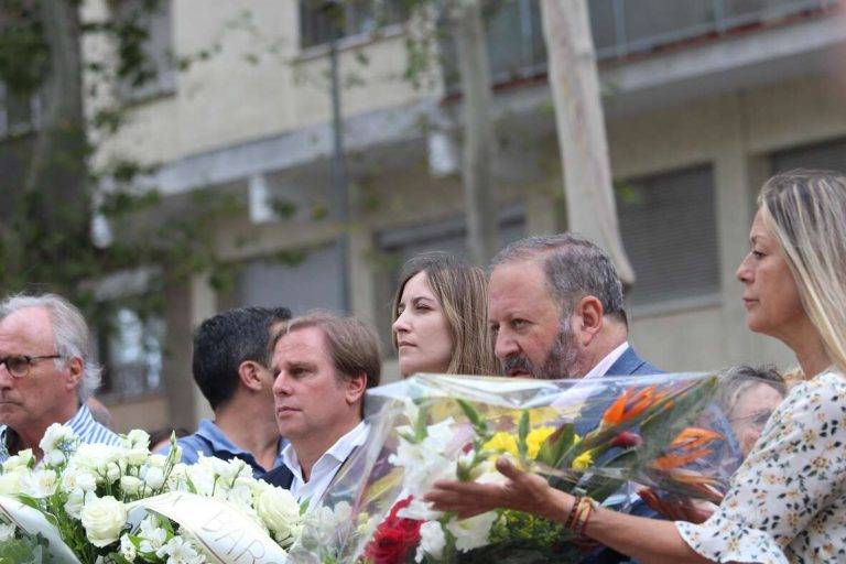 FOTOGRAFÍA. BARCELONA (REINO DE ESPAÑA), 13 DE JULIO DE 2024. El recuerdo y homenaje —convocado y organizado por parte de la Asociación Catalana de Víctimas de Organizaciones Terroristas (ACVOT), que preside José Vargas Rincón; la asociación de la juventud patriota de Cataluña S'Ha Acabat!, que preside la joven catalana Andrea Llopart, y Fundación Miguel Ángel Blanco— ha contado con los apoyos y adhesiones de los partidos políticos: Grupo VOX Ayuntamiento de Barcelona, representado por su portavoz municipal, Liberto Senderos Oliva (d); Grupo VOX Parlamento de Cataluña, representado por su portavoz parlamentario y presidente del Comité Ejecutivo Provincial de la Resistencia, Joan Garriga Doménech (2 i), junto a la joven diputada catalana de VOX, Julia Calvet Puig (2 d), Grupo VOX Congreso de los Diputados, representado por el diputado por Barcelona a la Cámara Baja del Reino de España, Juan José Aizcorbe Torra (i); Grupo partido Popular Ayuntamiento de Barcelona, representado por su presidente municipal, Daniel Sirera Bellés; los representantes de las Fuerzas y Cuerpos de Seguridad del Estado -Guardia Civil y Cuerpo Nacional de Policía-, asociaciones policiales, entre otras organizaciones. Como ya viene siendo una mala costumbre, ni olor de autoridades municipales del Ayuntamiento de Barcelona, Govern de la Generalitat de Catalunya a los, lamentablemente, parece haberse sumado los representantes policiales de la Policía autonómica de la Generalidad de Cataluña, los Mozos de Escuadra. Lasvocesdelpueblo (Ñ Pueblo)