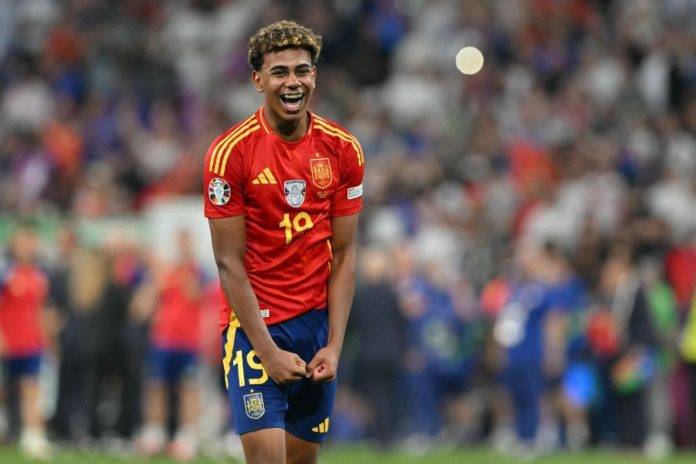 FOTOGRAFÍA. MÚNICH (ALEMANIA), 09 DE JULIO DE 2024. EUROCOPA 2024 ESPAÑA FRANCIA. Yamal y Olmo impulsan la reacción de España antes del descanso (2-1). Lamine Yamal tras el partido de semifinales de la Eurocopa de fútbol que España y Francia disputan este martes en Múnich. Efe