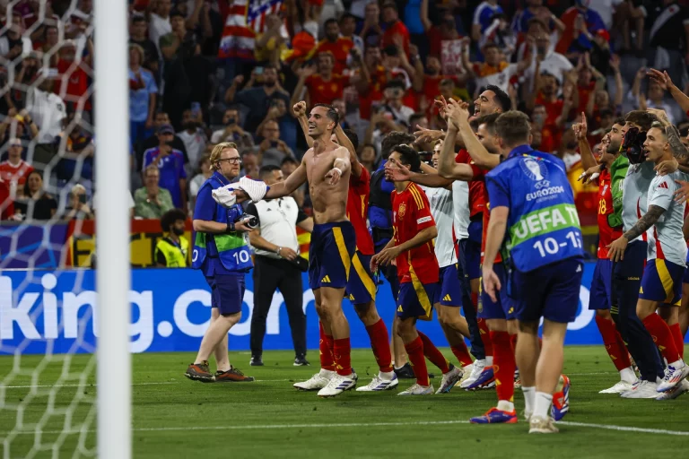FOTOGRAFÍA. MÚNICH (ALEMANIA), 09 DE JULIO DE 2024. EUROCOPA 2024 ESPAÑA FRANCIA. Yamal impulsa al Reino de España hacia la victoria. Los jugadores de la selección española celebran su pase a la final tras derrotar a la selección de Francia durante el partido de semifinales de la Eurocopa de fútbol que España y Francia han disputado s en Múnich. Efe