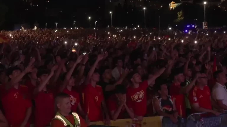 FOTOGRAFÍA. MADRID (COMUNIDAD DE MADRID) REINO DE ESPAÑA, 09 DE JULIO DE 2024. Alegría y euforia en Madrid tras victoria del Reino de España. El triunfo ante Francia por 2-1 en las semifinales de la Eurocopa 2024 dio a España el acceso a la quinta final de su historia en esta competición, con un balance hasta ahora de tres triunfos y una derrota, presente en el último paso hacia el título doce años después. Captura vídeo. Lasvocesdelpueblo (Ñ Pueblo)