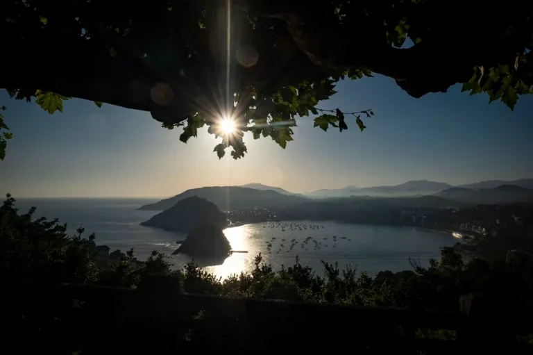 FOTOGRAFÍA. SAN SEBASTIÁN (LAS VASCONGADAS) REINO DE ESPAÑA, 23 DE JULIO DE 2024. Temperaturas significativamente elevadas en el Reino de España. Vista de la bahía de La Concha de San Sebastián (Comunidad autónoma de Las Vascongadas) Reino de España a primera hora de este martes.  Once comunidades han activado este martes el aviso por sofocante calor, sobre todo en Andalucía, ambas Castillas, Extremadura, Galicia y Madrid, donde el nivel es naranja (riesgo importante), debido a temperaturas máximas que alcanzarán hasta 42 grados. Según informa la Aemet en su web, todas las provincias de Andalucía, salvo Almería, Cádiz y Málaga están en nivel naranja por máximas que oscilarán entre los 39-40 grados, temperaturas que en la campiña cordobesa pueden escalar hasta los 42 grados. En Castilla y León solo hay nivel naranja en la provincia de Ávila, en concreto, en zonas del sur, donde se alcanzarán lo 39 grados. Efe