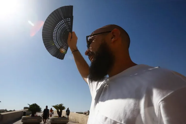 FOTOGRAFÍA. SAN SEBASTIÁN (LAS VASCONGADAS) REINO DE ESPAÑA, 23 DE JULIO DE 2024. Temperaturas de 44 grados en el Reino de España.- Una turista se protege con un abanico del sol en Córdoba (Comunidad autónoma de Andalucía) Reino de España este martes. Once comunidades han activado este martes el aviso por sofocante calor, sobre todo en Andalucía, ambas Castillas, Extremadura, Galicia y Madrid, donde el nivel es naranja (riesgo importante), debido a temperaturas máximas que alcanzarán hasta 42 grados. Según informa la Aemet en su web, todas las provincias de Andalucía, salvo Almería, Cádiz y Málaga están en nivel naranja por máximas que oscilarán entre los 39-40 grados, temperaturas que en la campiña cordobesa pueden escalar hasta los 42 grados. En Castilla y León solo hay nivel naranja en la provincia de Ávila, en concreto, en zonas del sur, donde se alcanzarán lo 39 grados. Efe