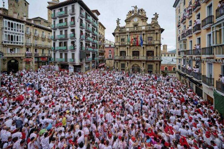 FOTOGRAFÍA. PAMPLONA (NAVARRA) REINO DE ESPAÑA, 06 DE JULIO DE 2024. PAMPLONA, 06/07/2024.- Ambiente en la plaza del ayuntamiento de Pamplona momentos antes del chupinazo que da comienzo a las fiestas de San Fermín, este sábado. Efe