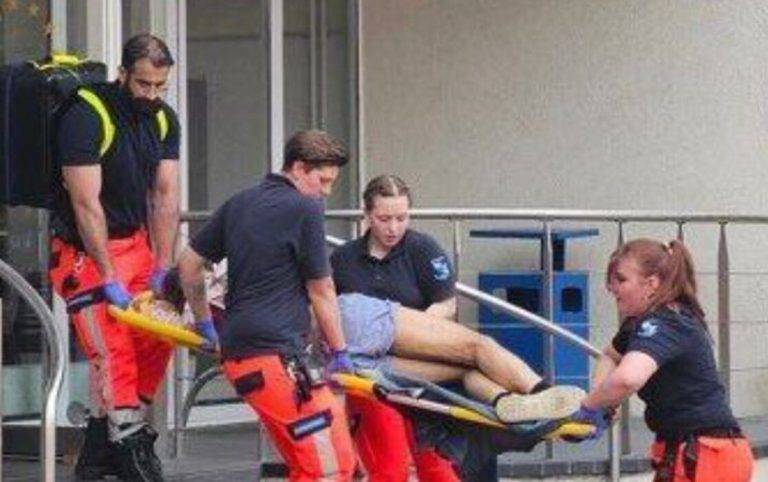 FOTOGRAFÍA. WEDEL (ALEMANIA), 19 DE JULIO DE 2024. Ataque islamista Alemania| Inmigrantes apuñalan al profesor. "Two students of Syrian origin stabbed a teacher in occupied Germany. The teacher is in critical condition. (Dos estudiantes de origen sirio apuñalaron a un profesor en la Alemania ocupada. El docente se encuentra en estado crítico)", apuntaron dichas fuentes junto a una fotografía del atentado terrorista islamista en Alemania, en la que profesionales sanitarios evacúan a una víctimas visiblemente muy malherida. Imagen inteligencia militar israelí/Lasvocesdelpueblo (Ñ Pueblo).