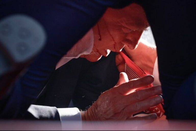 FOTOGRAFÍA. PENSILVANIA (ESTADOS UNIDOS DE AMÉRICA), 13 DE JULIO DE 2024. ¿Por qué el Servicio Secreto no actuó de 17:52 H a 18:12 H?.- "El momento que podría haber salido terriblemente mal... pero claramente hay otro plan para Trump... y Estados Unidos", firma el conservador Eric Bolling (@ericbolling) en la red social X. El Presidente Trump sobrevive de un atentado terrorista durante un mitin electoral en Pensilvania. El asesino alcanza al presidente Donald John Trump (Donald Trump), pero no mortalmente por muy poco dado que la bala le acaricia parte de la cara hasta atravesar su oreja derecho donde sangra. candidatura trump/lasvocesdelpueblo (Ñ Pueblo)