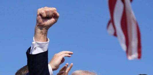 FOTOGRAFÍA. PENSILVANIA (ESTADOS UNIDOS DE AMÉRICA), 13 DE JULIO DE 2024. Campaña Trump: "El presidente Trump se encuentra bien".- El Presidente Trump sobrevive de un atentado terrorista durante un mitin electoral en Pensilvania. El asesino alcanza al presidente Donald John Trump (Donald Trump), pero no mortalmente por muy poco dado que la bala le acaricia parte de la cara hasta atravesar su oreja derecho donde sangra. candidatura trump/lasvocesdelpueblo (Ñ Pueblo)