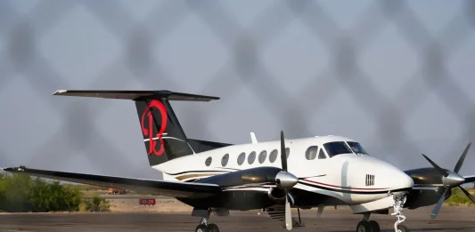 FOTOGRAFÍA. SANTA TERESA (NUEVA MÉXICO) ESTADOS UNIDOS DE AMÉRICA, 26 DE JULIO DE 2024. El fentanilo es la amenaza de drogas más letal. Fotografía donde se observa el avión privado donde fueron transportados Ismael Zambada ("El Mayo"), líder y cofundador del Cártel de Sinaloa y Joaquín Guzmán López, uno de los hijos de Joaquín Guzmán ("El Chapo") en un aeropuerto privado este jueves, de Santa Teresa, Nuevo México (Estados Unidos). Efe