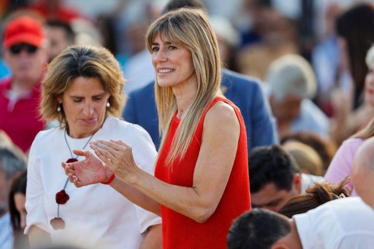 FOTOGRAFÍA. BENALMÁDENA (MÁLAGA) ANDALUCÍA (REINO DE ESPAÑA), 05 DE JUNIO DE 2024. La Audiencia pide la juez expulsar del caso Begoña Gómez hechos sin indicios. La mujer del secretario general del PSOE y presidente del Gobierno de coalición comunista de España y secretario general del PSOE, Pedro Sánchez Pérez-Castejón, María Begoña Gómez Fernández (Begoña Gómez) (c), durante un acto electoral de los socialistas en Benalmádena (Málaga), este miércoles. Efe