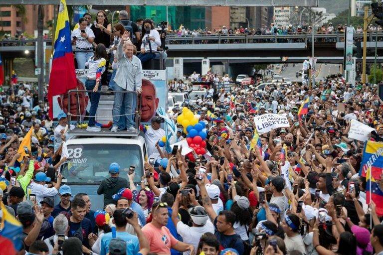 FOTOGRAFÍA. CARACAS (VENEZUELA), 25 DE JULIO DE 2024. Venezuela elige entre continuidad del socialismo o libertad y vida. Fotografía del 25 de julio de 2024 del candidato a la presidencia de Venezuela, Edmundo González Urrutia, del partido Plataforma Unitaria Democrática (PUD), antes de su cierre de campaña, en Caracas (Venezuela). Efe