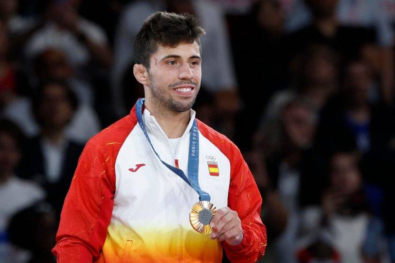 FOTOGRAFÍA. PARÍS (REPÚBLICA DE FRANCIA), 27 DE JULIO DE 2024. JUEGOS OLÍMPICOS PARÍS 2024 /JUDO. Calima y mucha calor en el Reino de España.- El judoca español Francisco Garrigós Rosa (Fran Garrigós) con la medalla de bronce al finalizar los combates de Judo -60 kg Masculino, durante los Juegos Olímpicos de París 2024 este sábado, en la capital francesa. Efe