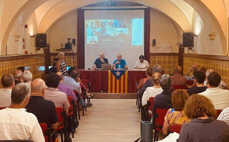 FOTOGRAFÍA. VALLS (TARRAGONA) COMUNIDAD AUTÓNOMA DE CATALUÑA (REINO DE ESPAÑA), 20 DE JULIO DE 2024. ANC reactiva el golpe con "Agenda por la Separación".- Los grupos de la antiEspaña, desde que se quedaron sin mayoría absoluta en el Parlament de Catalunya en las urnas del pasado 12 de mayo de 2024, trabajan hasta las vacaciones. De hecho, el llamada "Secretariado" de la asociación más importante de la hispanofobia en Cataluña, Assemblea Nacional Catalana (ANC), que ahora preside el el cantautor "separata" Lluís Llach Grande (c), ha celebrado este sábado, 20 de julio de 2024, una de sus asambleas más importantes que pueda ser determinante para el futuro sin rumbo del golpe Procés, después de constatar, por primera vez, "el fracaso de sostener la declaración de independencia del pasado 27 de octubre de 2017", ha dicho textualmente ANC, para aprobar la "creación de una Comisión de Estructuras de la República Catalana y una declaración política sobre la posible convocatoria de nuevas elecciones autonómicas", de las cuales están cruzando los dedos para que gane el separatismo y que pueda actuar con una mayoría secesionista en el Parlament de Catalunya. Además, ha aprobado una nueva hoja de ruta llamada "Agenda por la Separación" con el eufemismo "Agenda por la Independencia". Lasvocesdelpueblo (Ñ Pueblo)