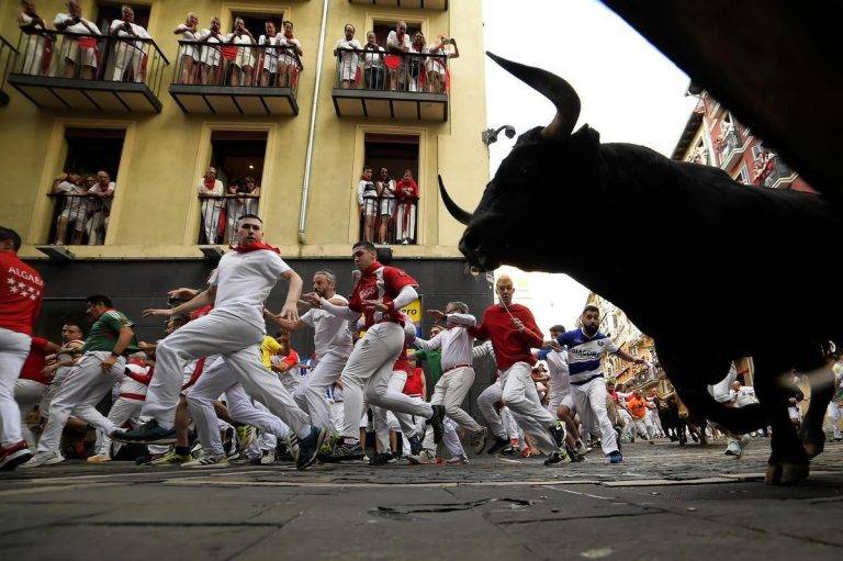 FOTOGRAFÍA. PAMPLONA (NAVARRA) REINO DE ESPAÑA, 11/07/2024. Quinto encierro Sanfermines 2024 con el toro negro en cabeza .- Los mozos son perseguidos por toros de la ganadería de Domingo Hernández Martín, de El Palancar de Traguntía (Salamanca), este jueves, durante el quinto encierro de los Sanfermines 2024. Efe
