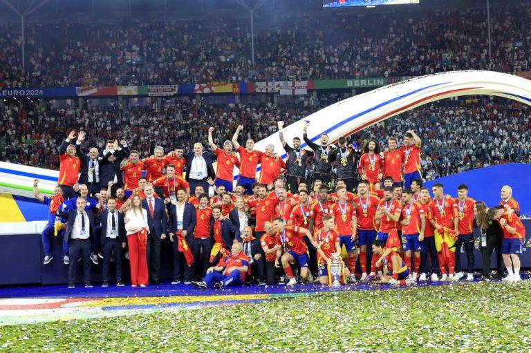 FOTOGRAFÍA. BERLÍN (ALEMANIA), 14 DE JULIO DE 2024. Episodio de valores altos en el Reino de España. Final UEFA EURO 2024 (Eurocopa 2024) Alemania en el Estadio Olímpico de Berlín, República Federal de Alemania, entre Reino de España e Inglaterra. ​Su Majestad el Rey es quien entregó la copa de campeón de la UEFA EURO 2024 al capitán de la selección española, Álvaro Borja Morata Martín (Álvaro Morata). Su Majestad el rey Felipe VI de España, de nombre completo "Felipe Juan Pablo Alfonso de Todos los Santos de Borbón y Grecia", acompañado de Su alteza real la infanta Sofía de Borbón y Ortiz, asistió al partido final de la UEFA EURO 2024 (Eurocopa 2024), entre las selecciones nacionales del Reino España e Inglaterra. En el Estadio berlinés, Don Felipe y Doña Sofía recibieron el saludo del presidente del Gobierno de coalición comunista de España y secretario general del partido comunista Partido Socialista Obrero Español, Pedro Sánchez Pérez-Castejón; de la ministra de Educación, Formación Profesional y Deportes,María del Pilar Alegría Continente (Pilar Alegría); y el del presidente de la Real Federación Española de Fútbol, Pedro Ángel Rocha. Además, en el antepalco, Don Felipe saludó al presidente de la UEFA, Aleksander Čeferin. Su Majestad el Rey y Su Alteza Real la Infanta Doña Sofía estuvieron acompañados en el palco por Sus Altezas Reales el Príncipe de Gales y su hijo, el Príncipe George, así como diversas autoridades alemanas e internacionales, como el Presidente de la República Federal de Alemania, Sr. Frank Walter Steinmeier y el Primer Ministro del Reino Unido, Sr. Keir Starmer.  Lasvocesdelpueblo (Ñ Pueblo)