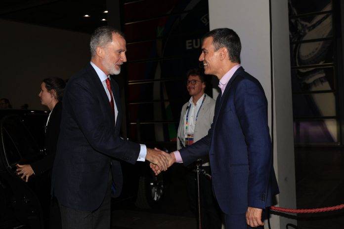 FOTOGRAFÍA. BERLÍN (ALEMANIA), 14 DE JULIO DE 2024. Citan a declarar a Sánchez como testigo.- Final UEFA EURO 2024 (Eurocopa 2024) Alemania en el Estadio Olímpico de Berlín, República Federal de Alemania, entre Reino de España e Inglaterra. ​Su Majestad el Rey es quien entregó la copa de campeón de la UEFA EURO 2024 al capitán de la selección española, Álvaro Borja Morata Martín (Álvaro Morata). Su Majestad el rey Felipe VI de España, de nombre completo "Felipe Juan Pablo Alfonso de Todos los Santos de Borbón y Grecia", acompañado de Su alteza real la infanta Sofía de Borbón y Ortiz, asistió al partido final de la UEFA EURO 2024 (Eurocopa 2024), entre las selecciones nacionales del Reino España e Inglaterra. En el Estadio berlinés, Don Felipe y Doña Sofía recibieron el saludo del presidente del Gobierno de coalición comunista de España y secretario general del partido comunista Partido Socialista Obrero Español, Pedro Sánchez Pérez-Castejón; de la ministra de Educación, Formación Profesional y Deportes,María del Pilar Alegría Continente (Pilar Alegría); y el del presidente de la Real Federación Española de Fútbol, Pedro Ángel Rocha. Además, en el antepalco, Don Felipe saludó al presidente de la UEFA, Aleksander Čeferin. Su Majestad el Rey y Su Alteza Real la Infanta Doña Sofía estuvieron acompañados en el palco por Sus Altezas Reales el Príncipe de Gales y su hijo, el Príncipe George, así como diversas autoridades alemanas e internacionales, como el Presidente de la República Federal de Alemania, Sr. Frank Walter Steinmeier y el Primer Ministro del Reino Unido, Sr. Keir Starmer.  Lasvocesdelpueblo (Ñ Pueblo)