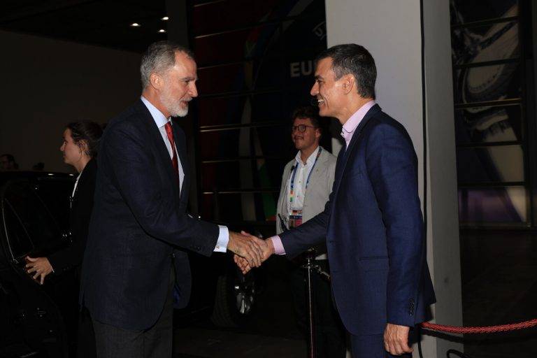 FOTOGRAFÍA. BERLÍN (ALEMANIA), 14 DE JULIO DE 2024. Citan a declarar a Sánchez como testigo.- Final UEFA EURO 2024 (Eurocopa 2024) Alemania en el Estadio Olímpico de Berlín, República Federal de Alemania, entre Reino de España e Inglaterra. ​Su Majestad el Rey es quien entregó la copa de campeón de la UEFA EURO 2024 al capitán de la selección española, Álvaro Borja Morata Martín (Álvaro Morata). Su Majestad el rey Felipe VI de España, de nombre completo "Felipe Juan Pablo Alfonso de Todos los Santos de Borbón y Grecia", acompañado de Su alteza real la infanta Sofía de Borbón y Ortiz, asistió al partido final de la UEFA EURO 2024 (Eurocopa 2024), entre las selecciones nacionales del Reino España e Inglaterra. En el Estadio berlinés, Don Felipe y Doña Sofía recibieron el saludo del presidente del Gobierno de coalición comunista de España y secretario general del partido comunista Partido Socialista Obrero Español, Pedro Sánchez Pérez-Castejón; de la ministra de Educación, Formación Profesional y Deportes,María del Pilar Alegría Continente (Pilar Alegría); y el del presidente de la Real Federación Española de Fútbol, Pedro Ángel Rocha. Además, en el antepalco, Don Felipe saludó al presidente de la UEFA, Aleksander Čeferin. Su Majestad el Rey y Su Alteza Real la Infanta Doña Sofía estuvieron acompañados en el palco por Sus Altezas Reales el Príncipe de Gales y su hijo, el Príncipe George, así como diversas autoridades alemanas e internacionales, como el Presidente de la República Federal de Alemania, Sr. Frank Walter Steinmeier y el Primer Ministro del Reino Unido, Sr. Keir Starmer.  Lasvocesdelpueblo (Ñ Pueblo)