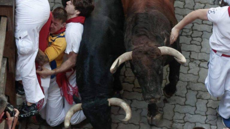 FOTOGRAFÍA. PAMPLONA (NAVARRA) REINO DE ESPAÑA, 08 DE JULIO DE 2024. Varios mozos son perseguidos durante el segundo encierro de los Sanfermines protagonizados por la ganadería de los Herederos de D. José Cebada Gago, de Medina Sidonia (Cádiz), este lunes en Pamplona. Efe
