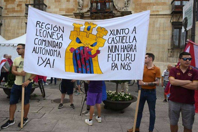FOTOGRAFÍA. LEÓN (CASTILLA Y LEÓN) REINO DE ESPAÑA, 30 DE JUNIO DE 2024. Grupos de separatistas leoneses participan en una concentración secesionista en apoyo a la aprobación de la "declaración para la autonomía para León", movilizados por las asociaciones separatistas llamadas como "Conceyu País Llionés" o "Xuntanza Llionesista". Efe