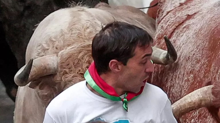 FOTOGRAFÍA. PAMPLONA (NAVARRA) REINO DE ESPAÑA, 12/07/2024.- Los mozos son perseguidos por toros de la ganadería de Jandilla, de Mérida (Badajoz), durante el sexto encierro de los Sanfermines 2024, este viernes en Pamplona (navarra) Reino de España. Efe 