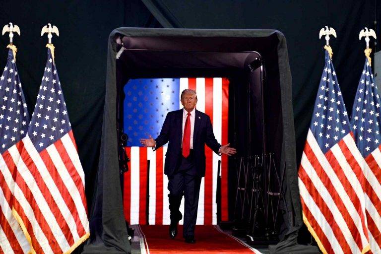 FOTOGRAFÍA. GRAND RAPIDS (MICHIGAN) ESTADOS UNIDOS DE AMÉRICA, 20 DE JULIO DE 2024. Trump: Irán no puede tener un arma nuclear. El presidente de los estados Unidos de América (2017-2021) y líder del partido Republicano, Donald John Trump, y su número dos para las elecciones presidenciales de noviembre de 2024, James David Vance (J. D. Vance), ofrecieron su primer mitin conjunto en el Estado de Míchigan después de que su candidatura fuera validada esta semana por la Convención Nacional Republicana (CNR) de su partido celebrada en Milwaukee (Wisconsin). Equipo Campaña Trump/Lasvocesdelpueblo (Ñ Pueblo)