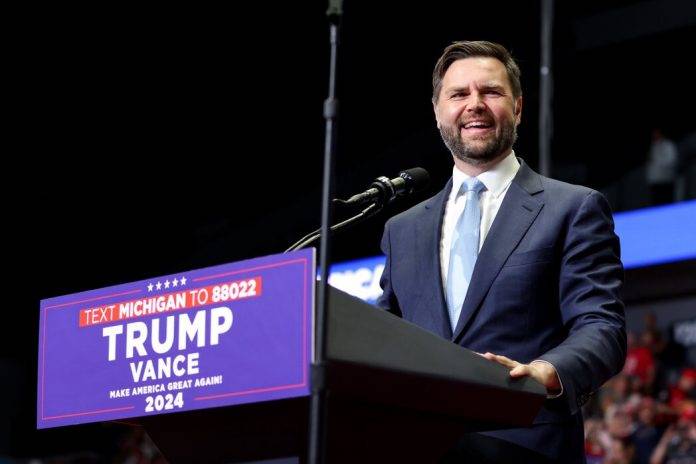 FOTOGRAFÍA. GRAND RAPIDS (MICHIGAN) ESTADOS UNIDOS DE AMÉRICA, 20 DE JULIO DE 2024. El presidente de los estados Unidos de América (2017-2021) y líder del partido Republicano, Donald John Trump, y su número dos para las elecciones presidenciales de noviembre de 2024, James David Vance (J. D. Vance), ofrecieron su primer mitin conjunto en el Estado de Míchigan después de que su candidatura fuera validada esta semana por la Convención Nacional Republicana (CNR) de su partido celebrada en Milwaukee (Wisconsin). Equipo Campaña Trump/Lasvocesdelpueblo (Ñ Pueblo)