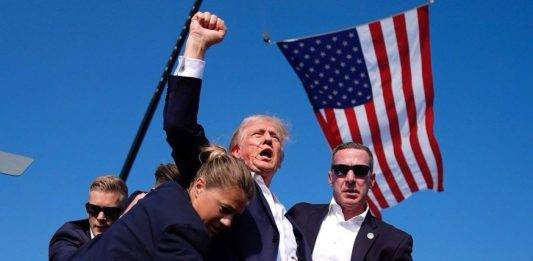 FOTOGRAFÍA. PENSILVANIA (ESTADOS UNIDOS DE AMÉRICA), 13 DE JULIO DE 2024. El Presidente Trump sobrevive de un atentado terrorista durante un mitin electoral en Pensilvania. El asesino alcanza al presidente Donald John Trump (Donald Trump), pero no mortalmente por muy poco dado que la bala le acaricia parte de la cara hasta atravesar su oreja derecho donde sangra. candidatura trump/lasvocesdelpueblo (Ñ Pueblo)