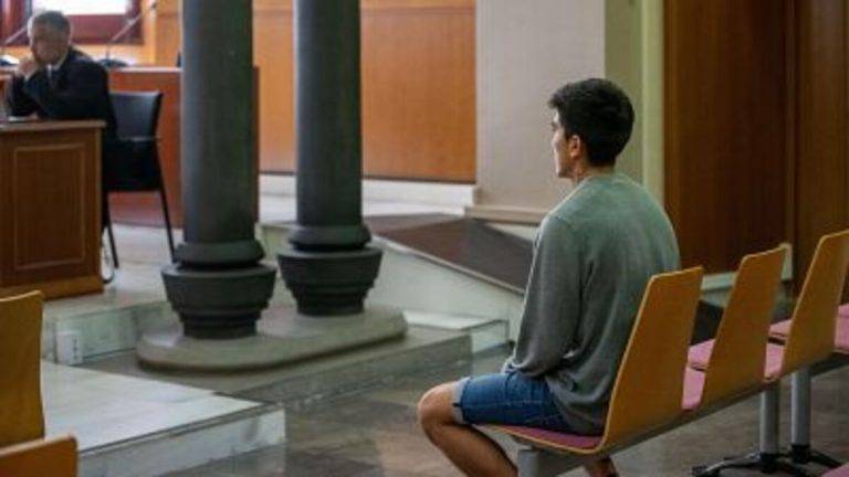 FOTOGRAFÍA. BARCELONA (REINO DE ESPAÑA), 17 DE JUNIO DE 2024. Condenado el extranjero ilegal depredador sexual de Igualada. En la imagen de del juicio en la Audiencia de Barcelona aparecer Brian Raimundo C. M., acusado de la brutal violación de una menor de 16 años que regresaba a casa de una discoteca de Igualada (Barcelona) la madrugada del 1 de noviembre de 2021 (fiesta del Halloween). De acuerdo con el relato del Ministerio Público, que pide 45 años de cárcel, ese día, a lo largo de 20 minutos, el acusado golpeó a la chica en varias partes del cuerpo, mientras la sujetaba con fuerza y con "violencia", la violó, le dio un "fuerte golpe en la cabeza con un objeto contundente", que le provocó un traumatismo craneoencefálico, y la dejó abandonada en el suelo seminsconsciente y desnuda en una noche con una temperatura por debajo de los 15 grados. Efe