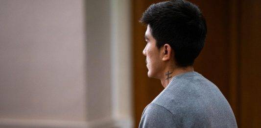 FOTOGRAFÍA. BARCELONA (REINO DE ESPAÑA), 17 DE JUNIO DE 2024. En la imagen de del juicio en la Audiencia de Barcelona aparecer Brian Raimundo C. M., acusado de la brutal violación de una menor de 16 años que regresaba a casa de una discoteca de Igualada (Barcelona) la madrugada del 1 de noviembre de 2021 (fiesta del Halloween). De acuerdo con el relato del Ministerio Público, que pide 45 años de cárcel, ese día, a lo largo de 20 minutos, el acusado golpeó a la chica en varias partes del cuerpo, mientras la sujetaba con fuerza y con "violencia", la violó, le dio un "fuerte golpe en la cabeza con un objeto contundente", que le provocó un traumatismo craneoencefálico, y la dejó abandonada en el suelo seminsconsciente y desnuda en una noche con una temperatura por debajo de los 15 grados. Efe